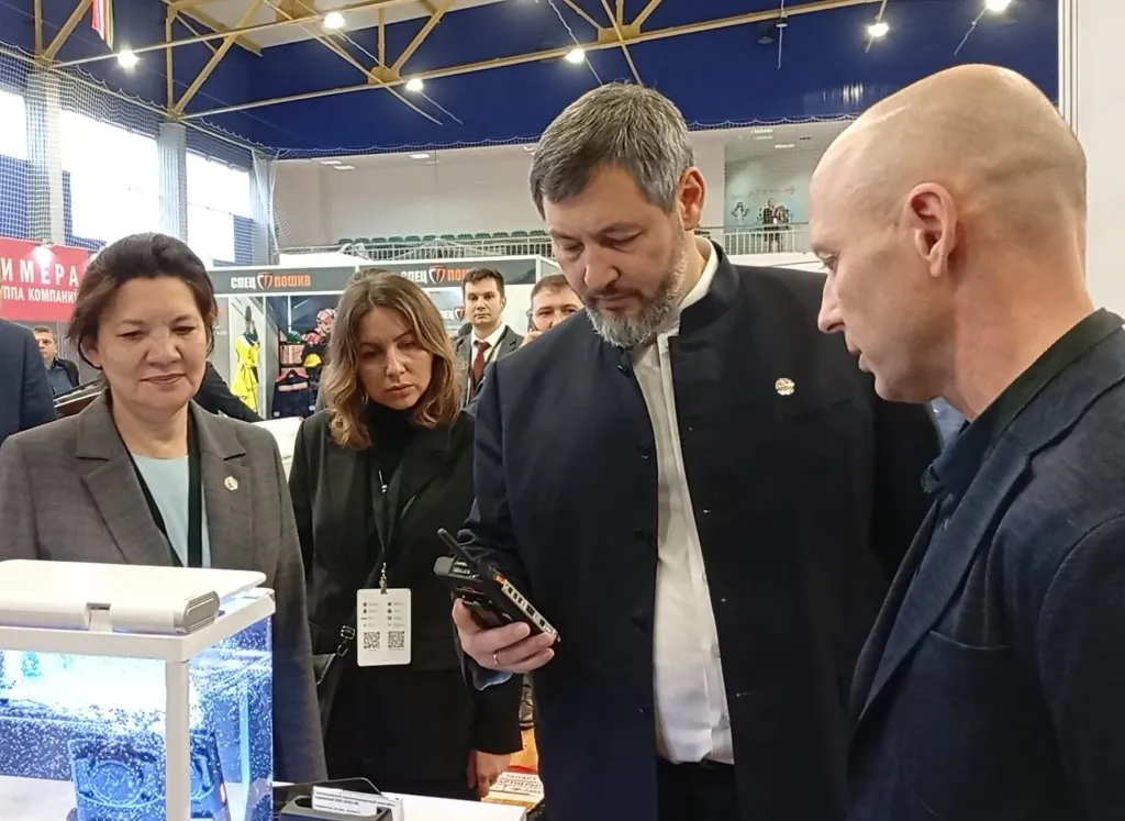 Олег Владимирович Коробченко – министр промышленности и торговли Республики Татарстан задает уточняющие вопросы о продолжительности работы батареи телефона AORO и других характеристик индустриальных смартфонов Олег Владимирович Коробченко – министр промышленности и торговли Республики Татарстан задает уточняющие вопросы о продолжительности работы батареи телефона AORO и других характеристик индустриальных смартфонов