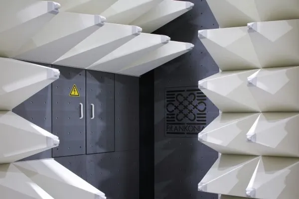 Компактная гибридная камера для определения устойчивости к воздействию излучения