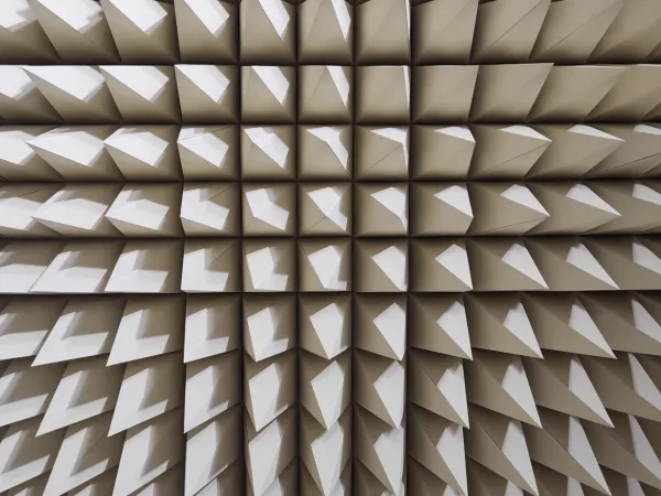 Широкополосный радиопоглощающий материал пирамидального и плоского типа