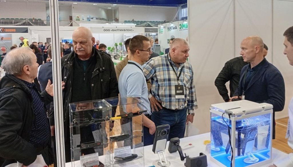 Оживленное обсуждение вопросов у стенда 2TEST на выставке Татнефть.jpg Оживленное обсуждение вопросов у стенда 2TEST на выставке Татнефть.jpg