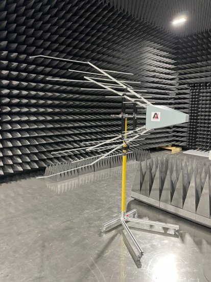 Двусложенная логопериодическая излучающая антенна ANTENAX BME-LP 9129 Двусложенная логопериодическая излучающая антенна ANTENAX BME-LP 9129