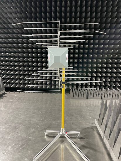Двусложенная логопериодическая излучающая антенна ANTENAX BME-LP 9129 Двусложенная логопериодическая излучающая антенна ANTENAX BME-LP 9129