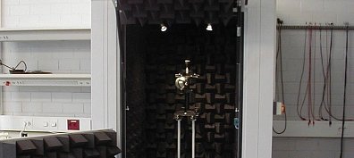 Калибровка микрофонов и шумомеров в свободном поле в мини безэховых акустических заглушенных камерах