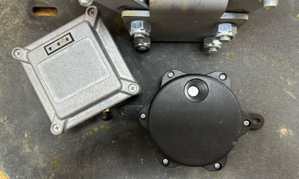 Датчики контроля вскрытия канализационных люков Датчики контроля вскрытия канализационных люков