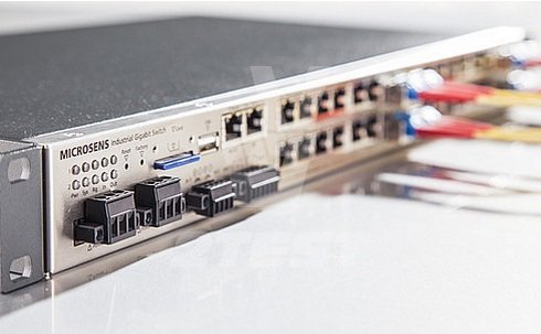 Решение 2TEST: Промышленные коммутаторы 25-портовые Gigabit Ethernet в 19" стойку MICROSENS Profi Line с поддержкой POE+ и SFP